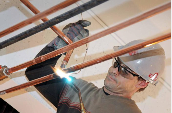 rørlegger som fikser varmtvannsrør